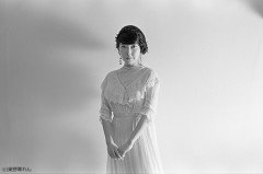 湯川潮音、3年ぶりとなる待望のニュー・アルバム、11/6リリース! アコースティック楽器を主体とした温もりあふれるアンサンブルに映える、えもいわれぬカタルシスに満ちた歌声のなんという美しさよ。喜び、哀しみ、癒し、ときめき、叙情……、人が音楽に求めるおよそすべての要素が詰まった至福の50分間。なにもかもがすばらしい最高傑作!