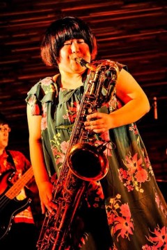 ナニワのバリトン・サックス娘、浦朋恵、2年ぶりのニュー・アルバム！愉快痛快、摩訶不思議、楽しく、心地好く、いかがわしく、ときにちょっぴり切ない極上のごった煮エキゾチック・グルーヴ！怪しくも粋でいなせな極楽無国籍音楽！