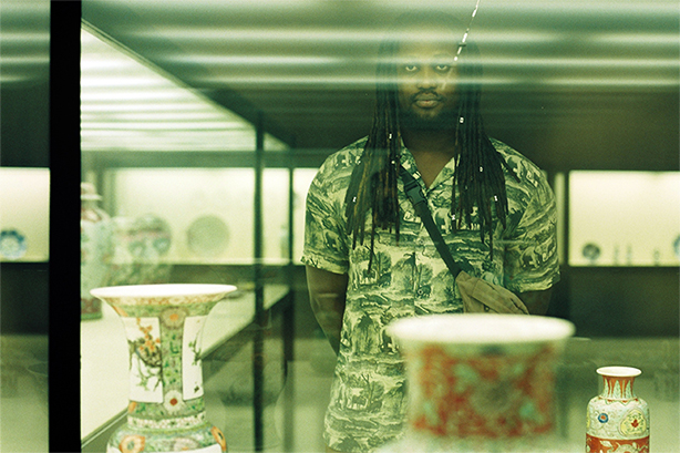 Warp Recordsからのリリースでも注目を集める逸材DJニガ・フォックス（DJ Nigga Fox）！！満を持してリリースしたデビュー作にして傑作アルバム『Cartas Na Manga』が、ボーナス・トラックを追加して待望のCD化！