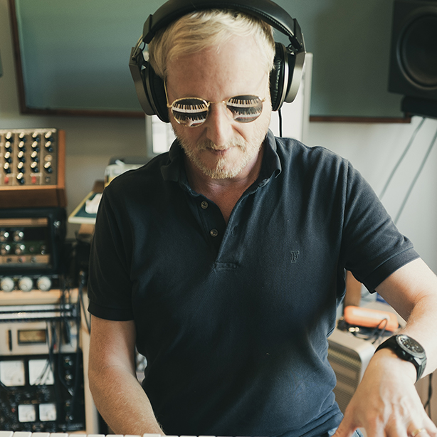 ジャミロクワイのキーボーディスト＝マット・ジョンソン（Matt Johnson）による待望のソロ・デビュー作が本日8/19（水）に遂にリリース！！　インコグニート総帥ブルーイ、そしてジャミロクワイのメンバーといった豪華ゲスト陣を従え作り上げた極上のグルーヴィ＆メロウ・アルバム！