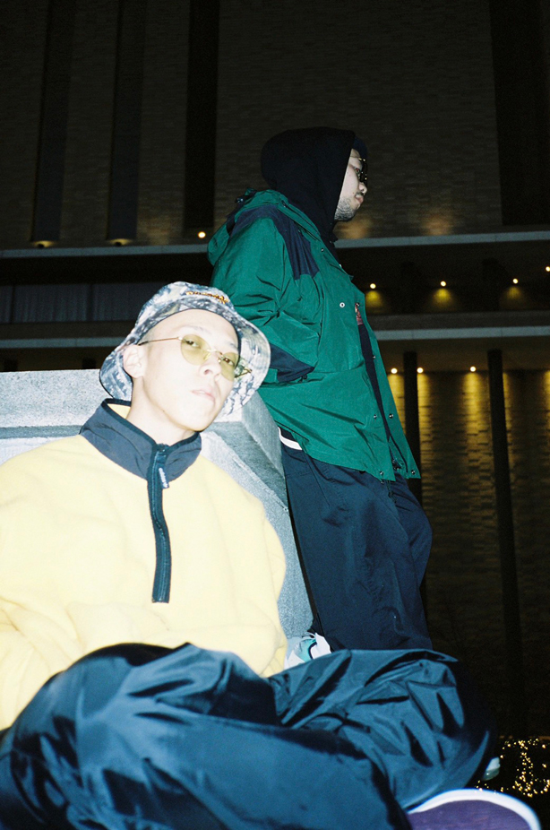 巷をにぎわすラッパー、SILENT KILLA JOINTのビートメイカー、dhrmaとのジョイントによるデビュー・アルバム『DAWN』から"XXL SMOOVY MOOVIN’"の先行配信が本日より開始となり、MVも同時に公開!またアルバムの詳細も決定!