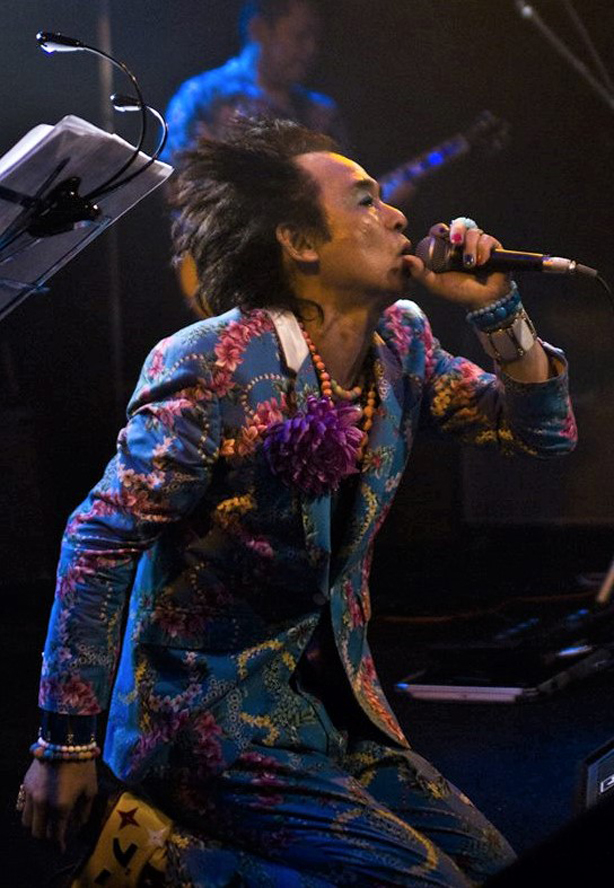 これはもう、忌野清志郎なのか!? オサムちゃん&ニコニコサクセション with 梅津和時『ライブ! オサムちゃん登場!』のリリースが決定!