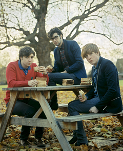 TWO DOOR CINEMA CLUB、Music Web Magazine「Qetic」にて掲載！