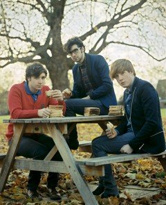 Two Door Cinema Club、NMEアワードでBest AlbumとBest New Bandの２部門にノミネート！！