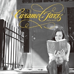 大人気の新感覚ジャズコンピレーション新作、『Caramel Jazz ～feel at home～』が全国のTSUTAYAで先行発売中。今作は誰しもがどこかで聞いたことのある往年のポップスの名曲をジャジーなボッサ・アレンジで優しくカバー！！あなたの生活に甘いひとときをどうぞ。